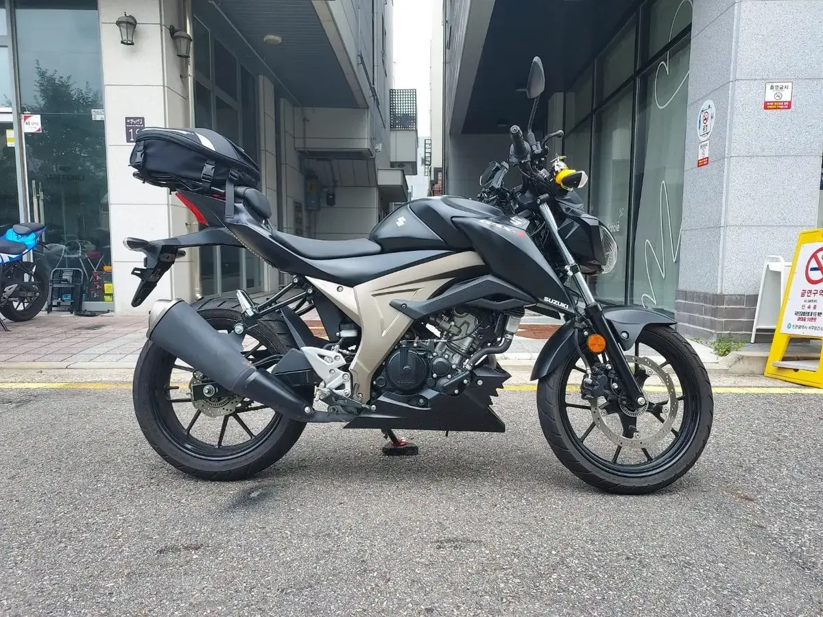 스즈키 GSX-S 2019년형 블랙카울 차량 판매합니다 gsxs125